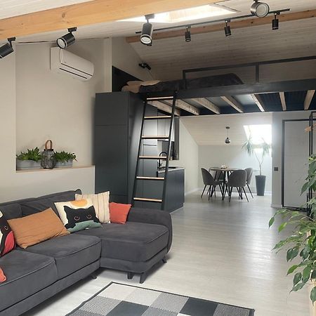 «Гори́Ще На Площі Польський Ринок» Apartment คาเมียเนตส์-โปดิลสกี ภายนอก รูปภาพ